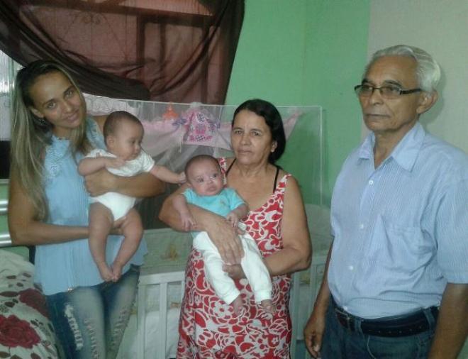 A tia Sara, a avó Nilza e o avô Jonas, com o gêmeos