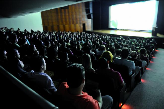 O público prestigia em peso as projeções do Cinedocumenta