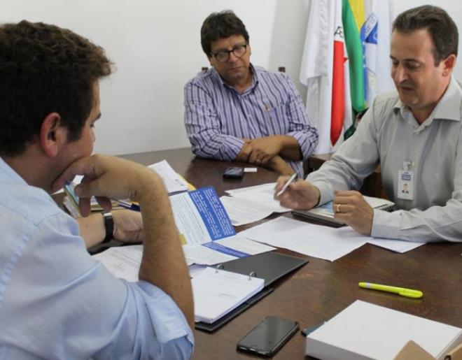 O superintendente de operação da Copasa nos Vales do Rio doce e Aço, Albino Junior Batista Campos, em reunião com o prefeito Marcos Vinícius