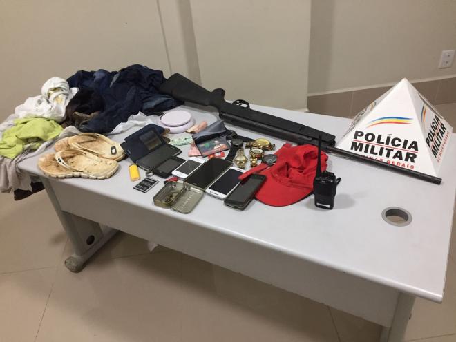 Entre os objetos apreendidos pelos policiais, estavam os celulares e cordão roubados dos clientes do bar