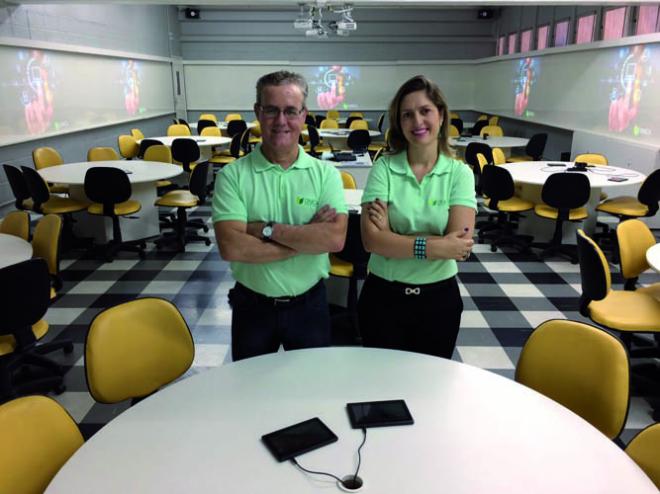 O diretor acadêmico Júlio César Alvim e a professora Luciana Ulhôa
