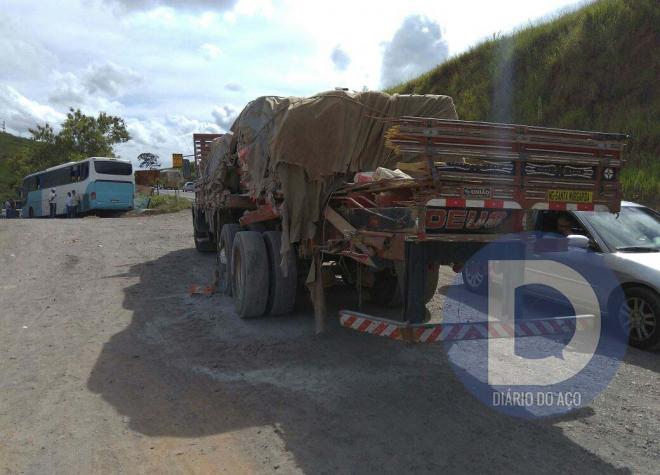 Acidente aconteceu no momento em que veículos, no mesmo sentido, subiam esse trecho da BR-381 conhecido como Rocinha