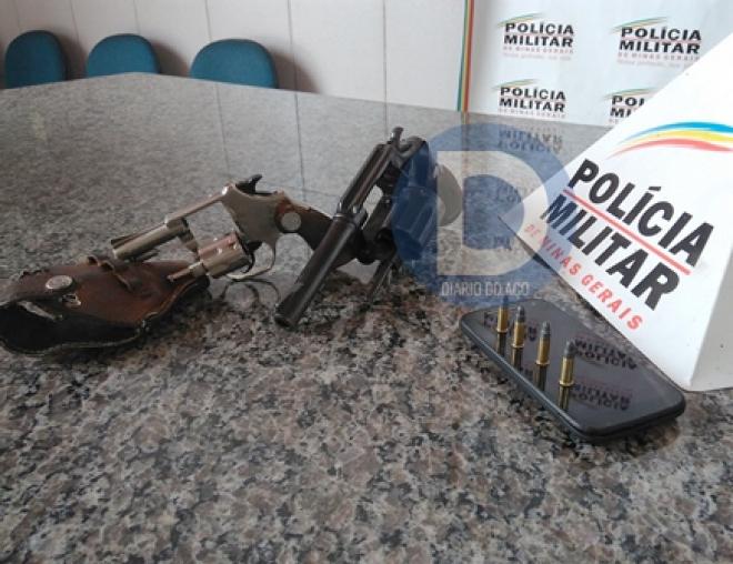 Arma usada no crime foi esse revolver calibre 38 (preto), também foi apreendido um revolver calibre 22, com um dos envolvidos