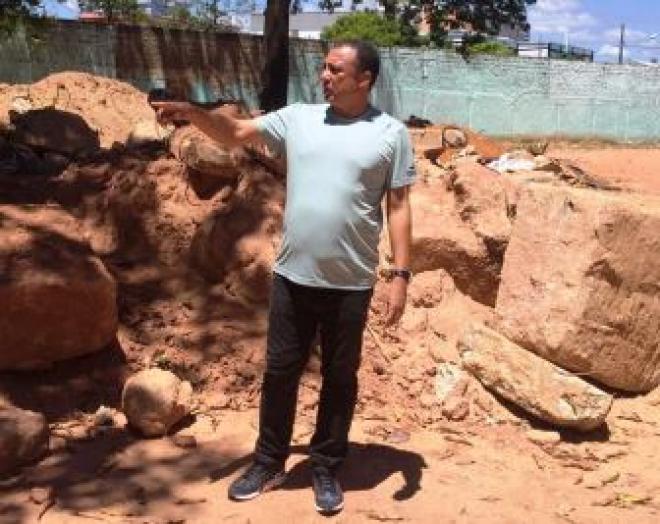 Vereador encaminhou ofício pedindo solução para o fim de um lixão em área escolar e de uso por fieis de uma igreja