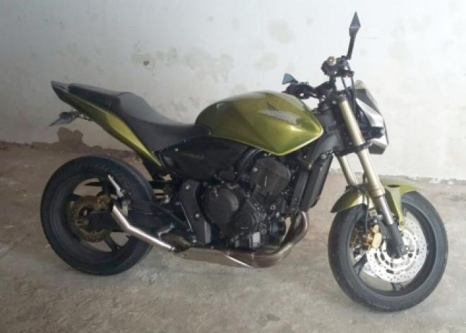 A moto Hornet foi roubada da vítima, por três bandidos, na avenida Londrina