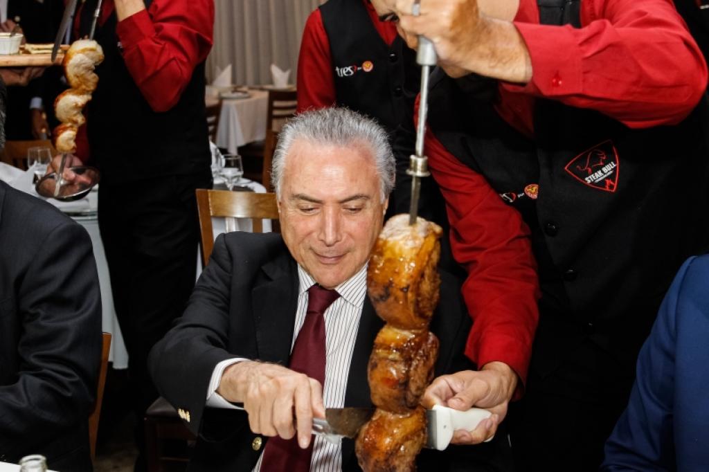 Em meio à crise, Michel Temer convida embaixadores para churrascaria