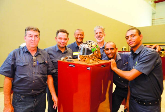 O grupo de seis funcionários da Usiminas e o capacete que criaram