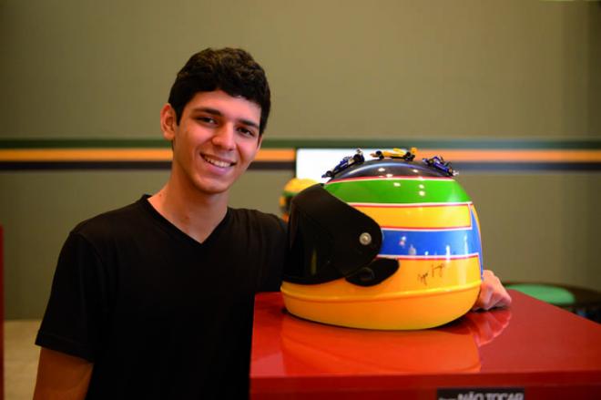 O capacete e o piloto ipatinguense de F3 Igor Fraga, que o preparou