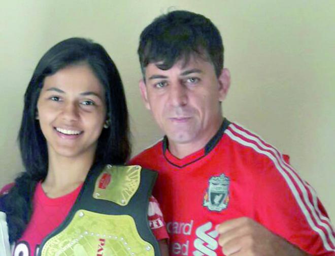 Natalia Silva, ao lado do treinador Roney Oliveira