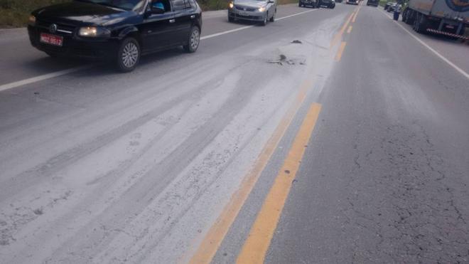 Saco de cimento caiu na pista, prejudicando a visibilidade dos motoristas