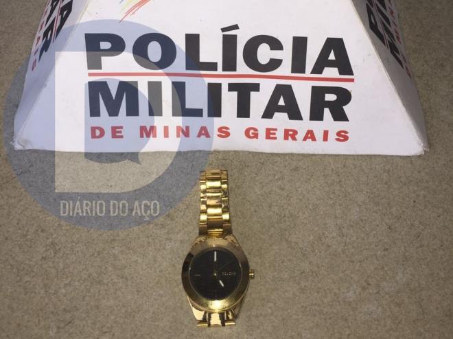 Este relógio é um dos pertences roubados do dono da picape, durante o assalto