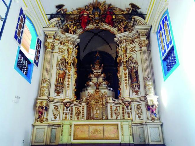 O altar-mor da igreja foi totalmente restaurado
