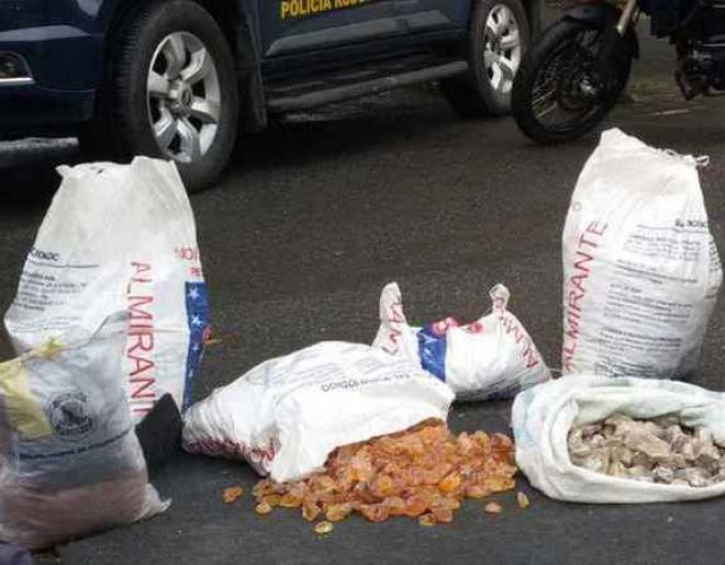 Pedras estavam escondidas no bagageiro do veículo, segundo a PRF