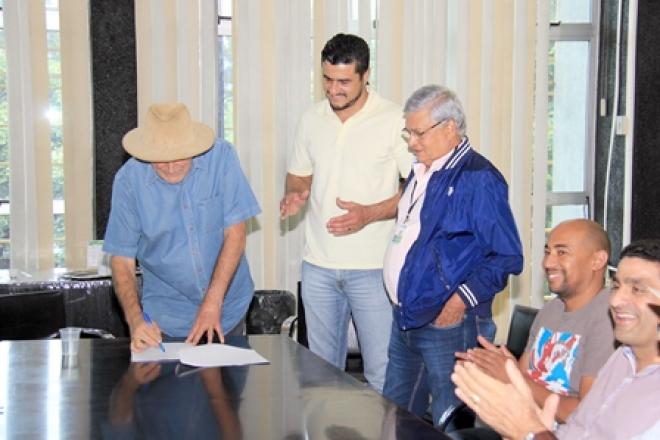 Sebastião Quintão assinou o “Decreto do Contorno” em seu gabinete, com a presença de empresários da região   