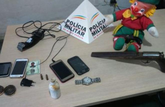 Produtos apreendidos em cumprimento a três mandados de busca e apreensão em Ipaba, que resultou em sete detidos