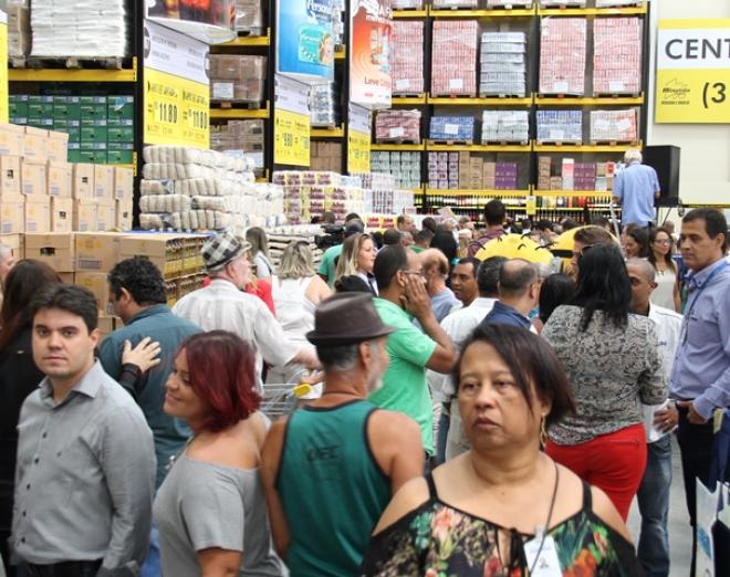 Público compareceu à inauguração do atacarejo, no bairro Horto