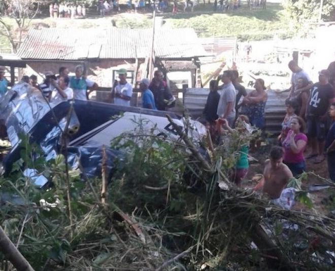 Avião caiu em uma área de vegetação