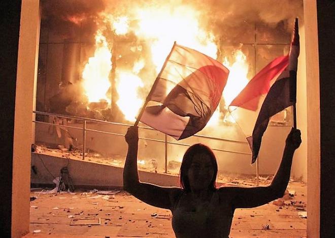 Portando bandeiras do Paraguai, populares invadiram e incendiaram sede do parlamento paraguaio 
