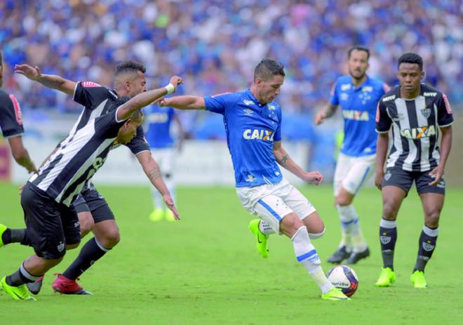 Thiago Neves em ação no clássico contra o arquirrival. Vitória renovou confiança no Cruzeiro  