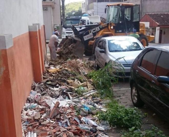 Equipe da Prefeitura também passou pela rua Varginha, no Centro