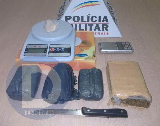 As barras de maconha e de crack foram encontradas no beco localizado na rua do Rosário, no Morro do Cruzeiro