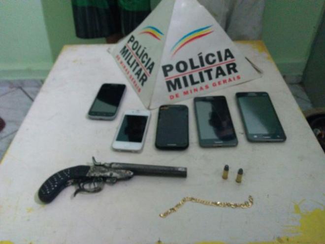 Os objetos roubados e a arma usada nos assaltos foram apreendidos