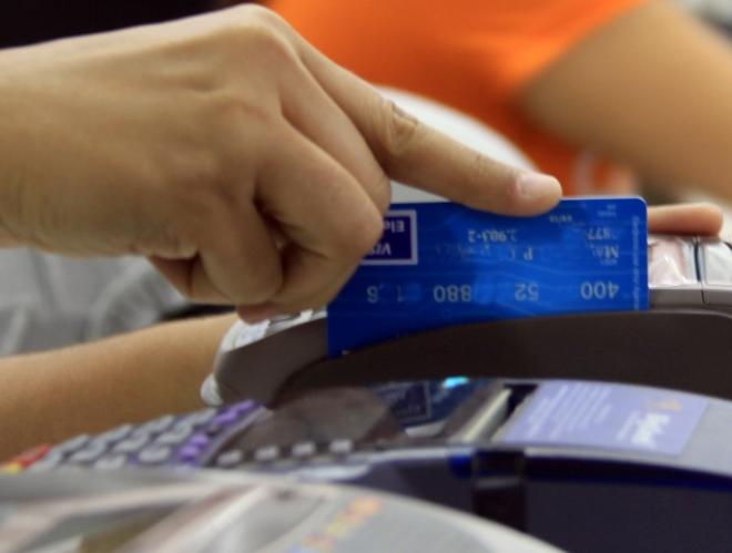 Pelas novas regras para o crédito rotativo, o banco terá de oferecer um crédito parcelado do saldo devedor, com taxas menores