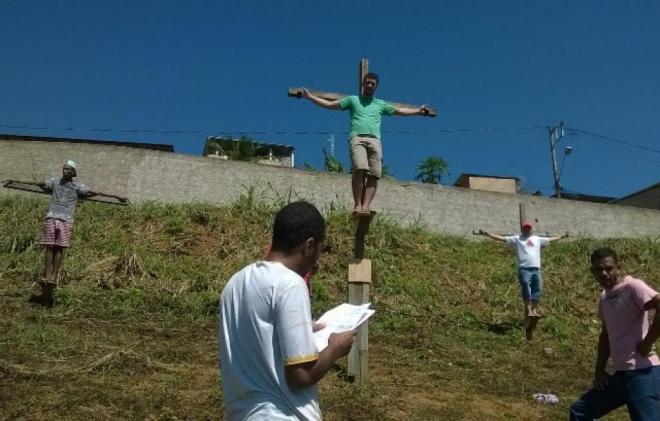 A organização coordenam a participação voluntária dos cerca de 60 atores amadores