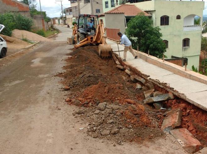 Intervenção na rua Amazonas, no Caravelas, que cedeu devido a má compactação feita pela gestão passada
