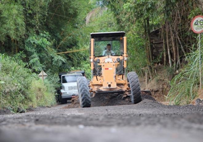 A estrada recebe aplicação de escória compactada com argila