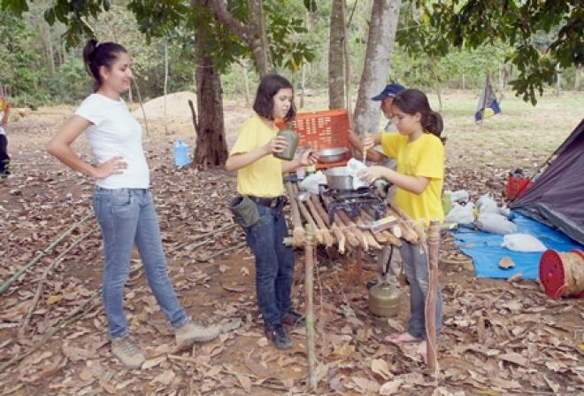 Escoteiros praticam diversas atividades durante os acampamentos
