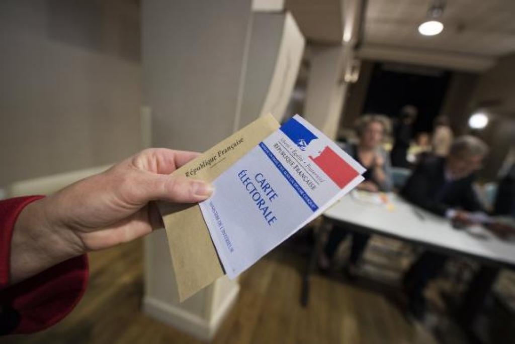 Eleitor mostra cédula de votação para eleição presidencial na França neste domingo