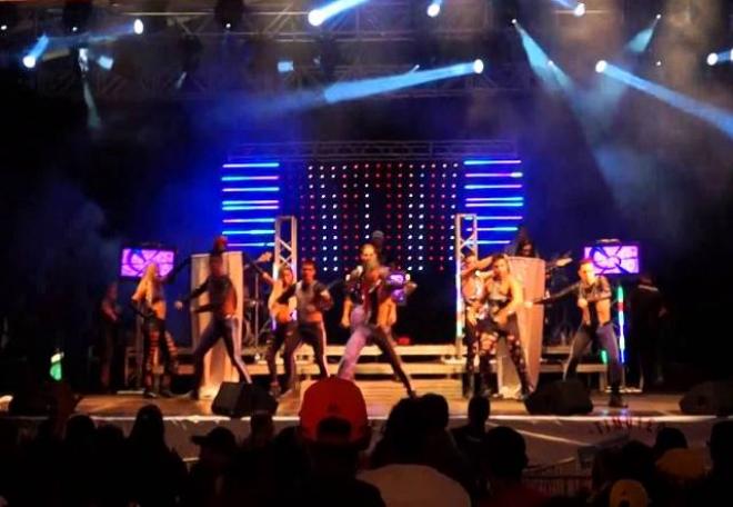 O show principal, às 23h, será com a banda Olhos de Neon