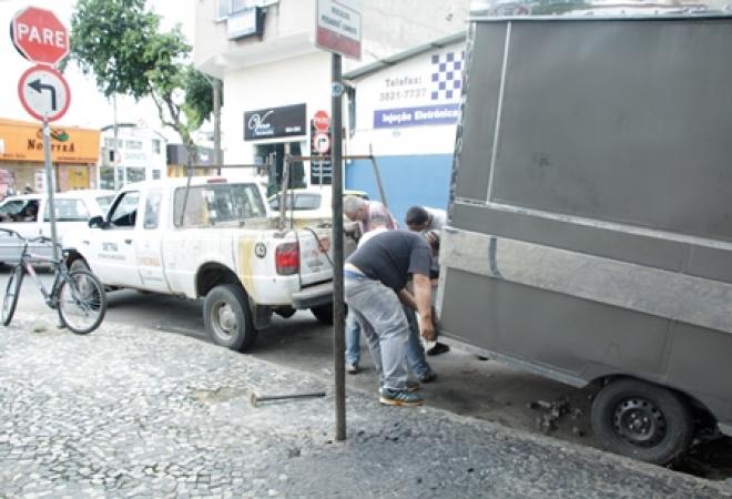 Dois trailers que comercializavam comida (food trucks) de forma irregular foram apreendidos 