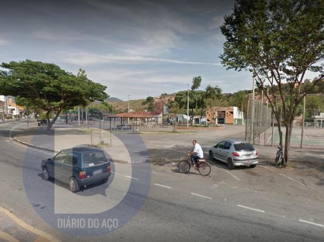 O atentado aconteceu nesta praça, no bairro Cidade Nobre