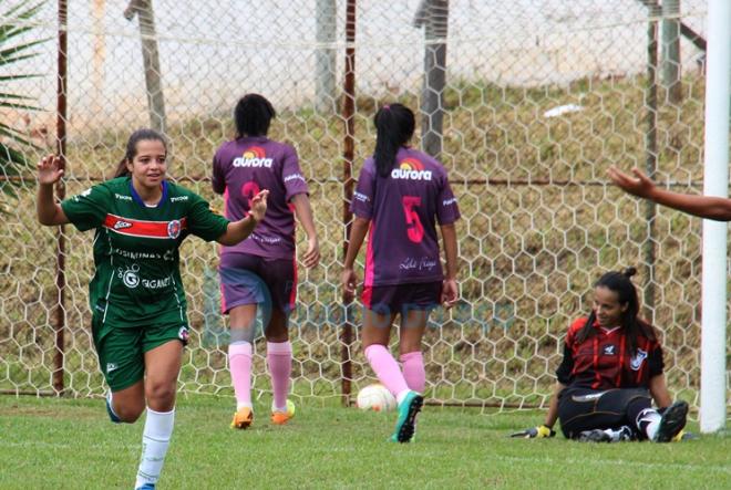 Alice comemora o quarto gol da goleada