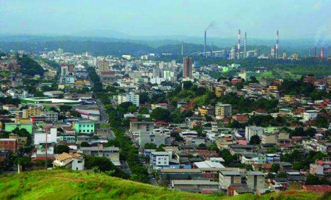 Vista do Bairro Veneza, com as instalações da Usiminas ao fundo