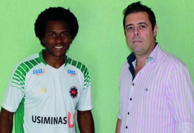 Kanu, na foto com o presidente Cristiano Araújo: projeção com o time campeão estadual em 2005   