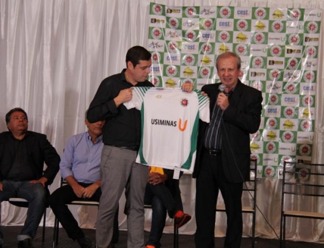 Cristiano Araújo entrega camisa do Ipatinga a Sérgio Leite, presidente da Usiminas: busca pela concretização de um sonho
