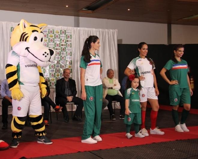 Houve um desfile com os novos uniformes do Ipatinga FC durante o coquetel