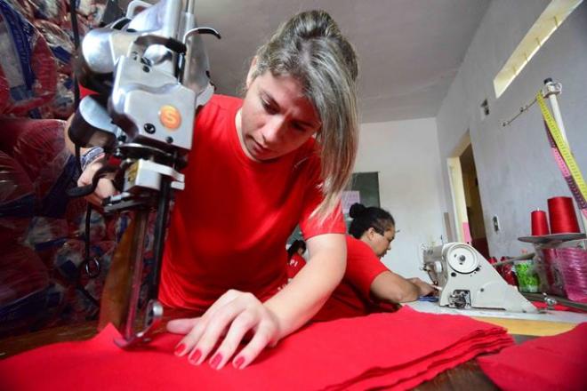 Detentas trabalham em confecção instalada dentro de presídio. Minas Gerais é referência neste tipo de ressocialização