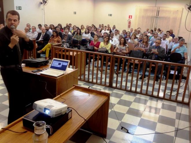 Instrutor César Antunes Gomes de Castro, no treinamento dos advogados 