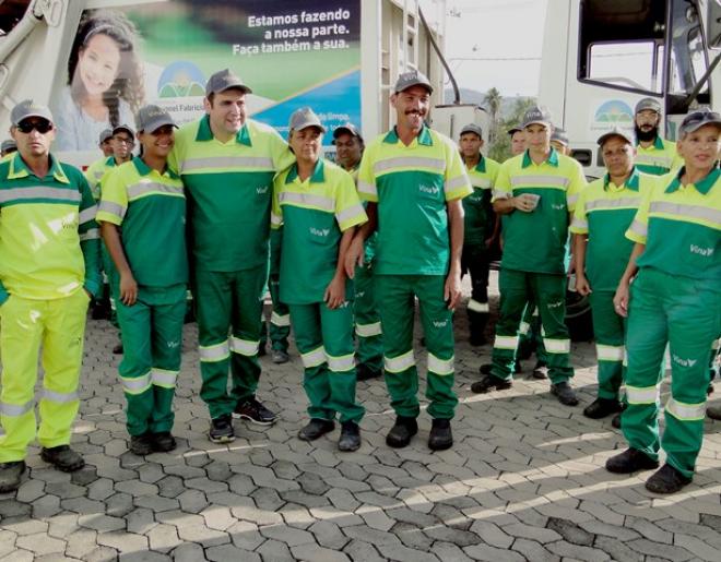 Novo uniforme, café da manhã e anúncio de campanha marcaram dada dedicada aos responsáveis pela limpeza pública