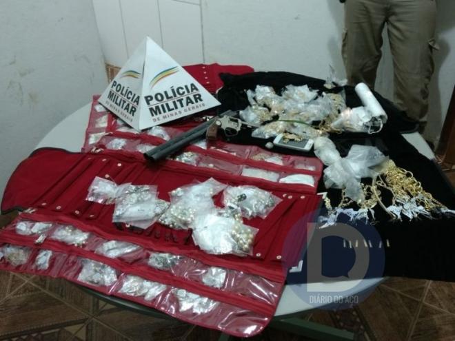 As joias e outros objetos roubados foram recuperados pelos policiais militares após o assalto
