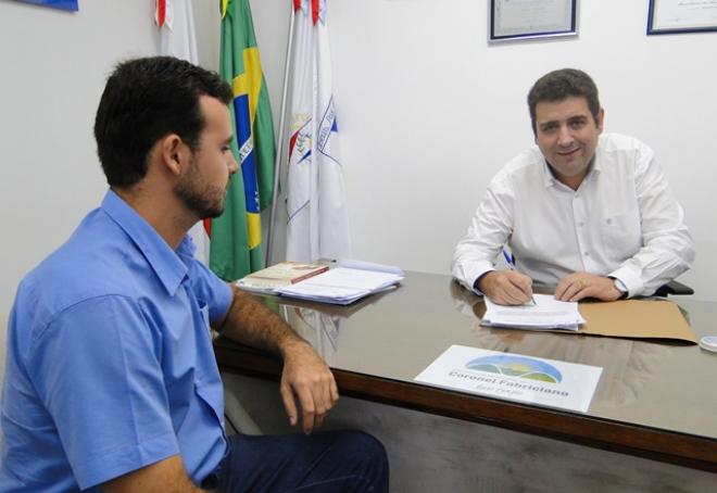 O prefeito de Coronel Fabriciano, Marcos Vinícius, e o representante da construtora Andrade Teixeira, Elielton Andrade (E)