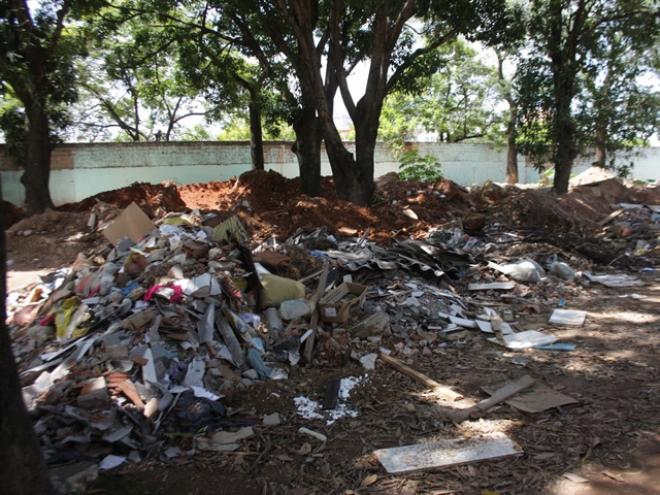 Montanhas de lixo foram acumuladas no local durante longo tempo