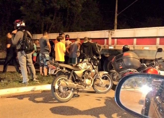 Condutor de moto, levando passageira, bateu em carreta na avenida Tancredo Neves