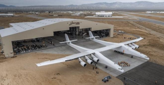 Os dois corpos são unidos por uma asa de 117 metros  mais do que o comprimento de um campo de futebol profissional. Mede 72 metros da ponta à cauda e sua altura máxima é de 15 metros, na cauda