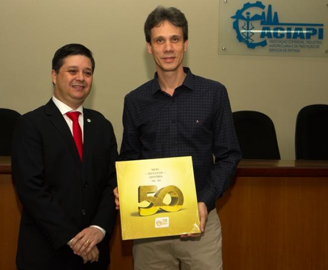 Presidente da Aciapi, Luís Henrique junto ao presidente da CDL, Cláudio Zambaldi, na solenidade de lançamento do livro de 50 anos da associação