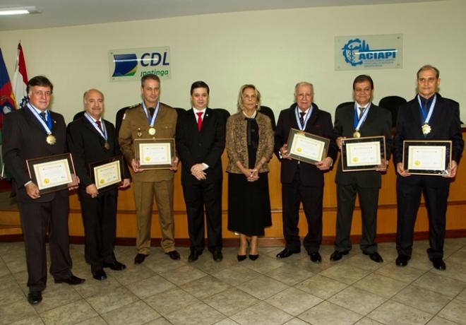 Presidente Luís Henrique e Conceição Soares condecora os homenageados com a Comenda Dr. Rinaldo Campos Soares